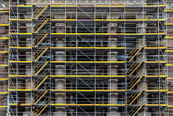 Andaime montado na fachada de uma obra